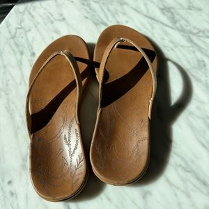 Womens leather Olukai Honu size 8. Basically brand new!